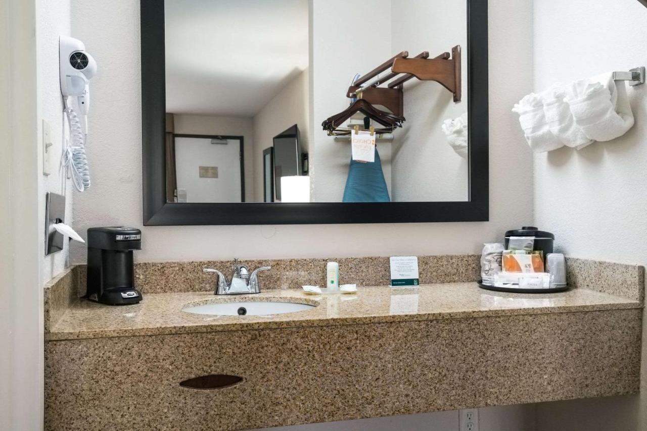 Quality Inn Greenville Near University Bagian luar foto