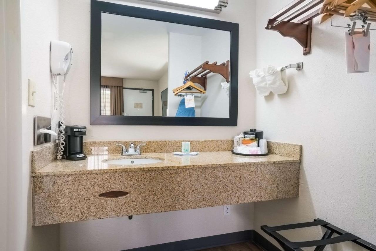 Quality Inn Greenville Near University Bagian luar foto